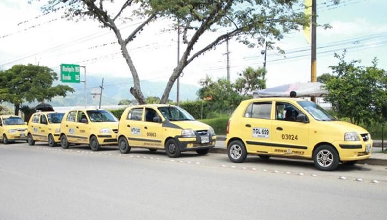 taxis dando servicio