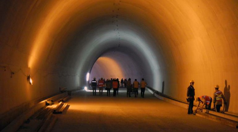 trabajadores del tunel de la línea