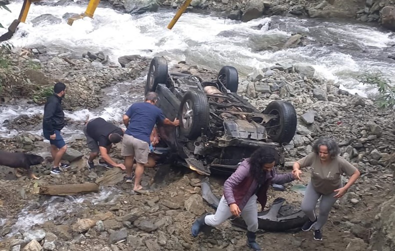 vehiculo al rio