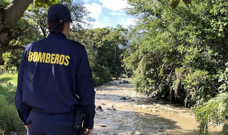 se lanzo al rio