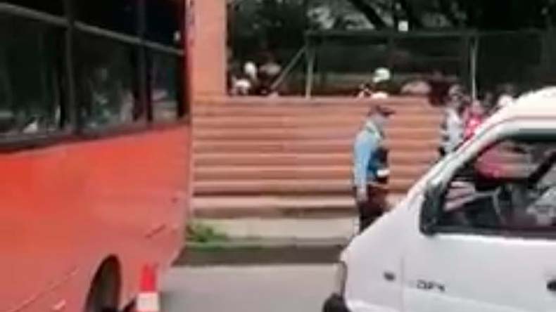 Buseta y agente de transito