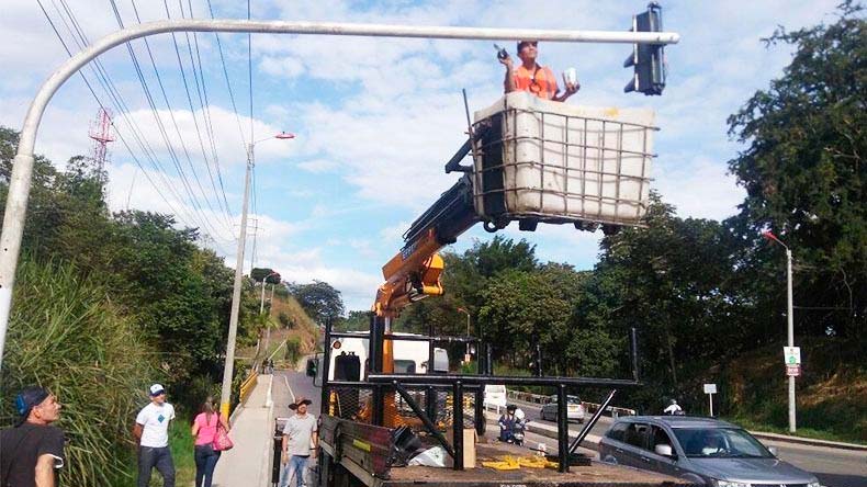 Semaforos trancones Topacio y Salado