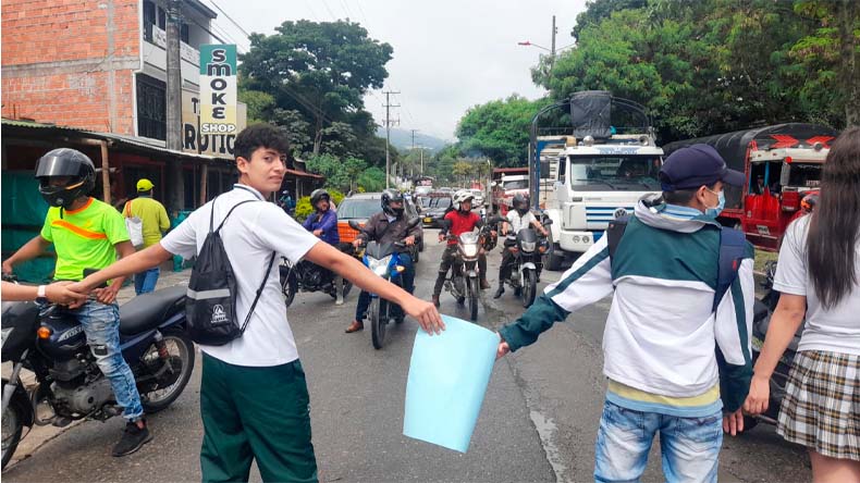 Estudiantes bloquean vias del sur