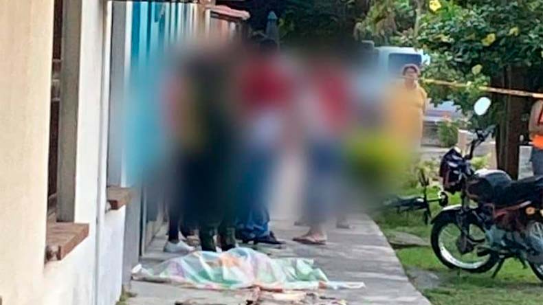 Muerto Mariquita saliendo de la casa
