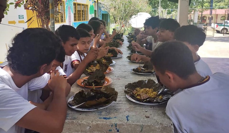 Niños comiendo