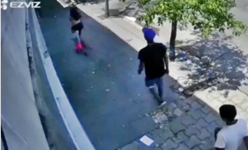 Niño mordizco