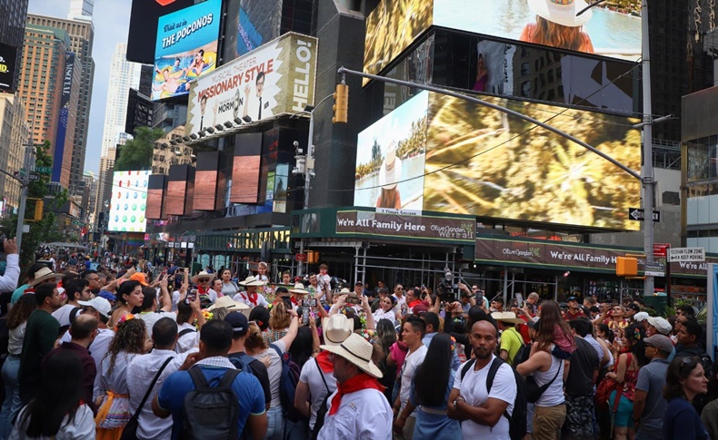 Qué orgullo! Más de 1.000 personas disfrutaron del lanzamiento del Festival  Folclórico en Nueva York