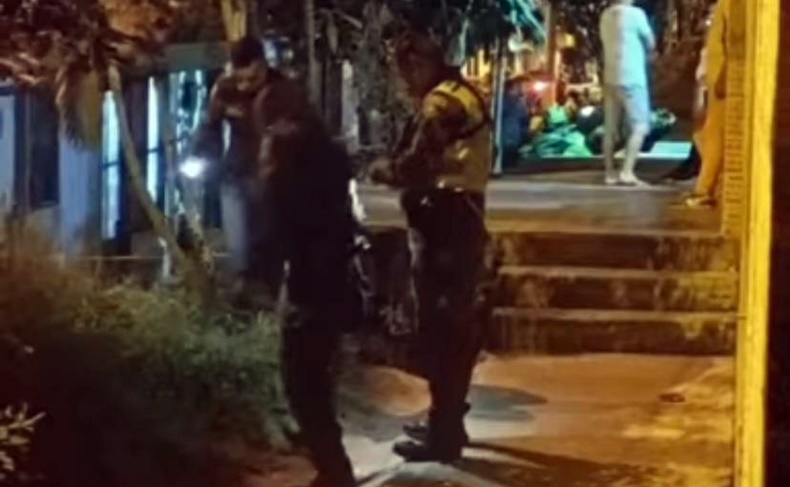 bebe en brazos