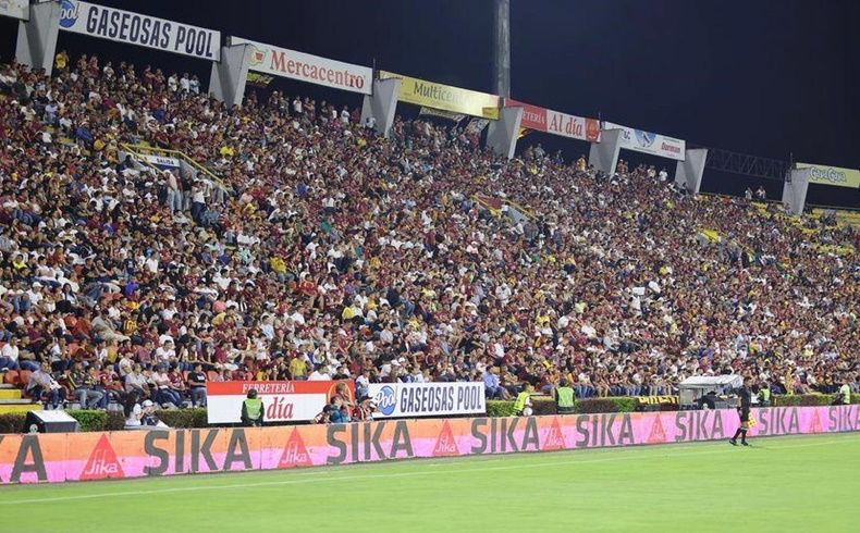 Hinchada tolima entra