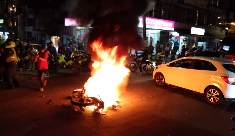Les quemaron moto