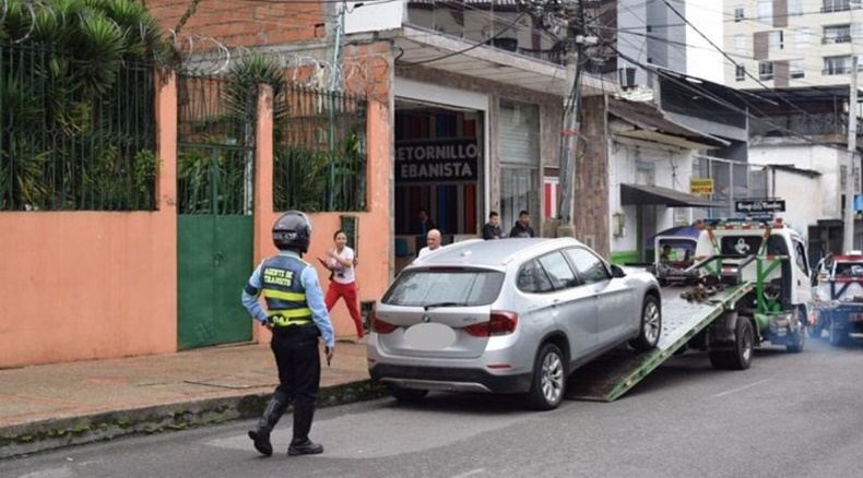 conductores mal parqueados
