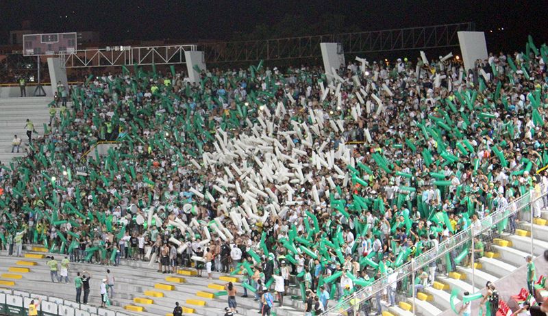 Hinchas fuera estadio